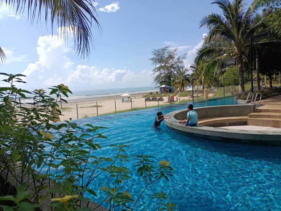 Timurbay Seafront Residence By Ozzy Azizi Kuantan Bagian luar foto