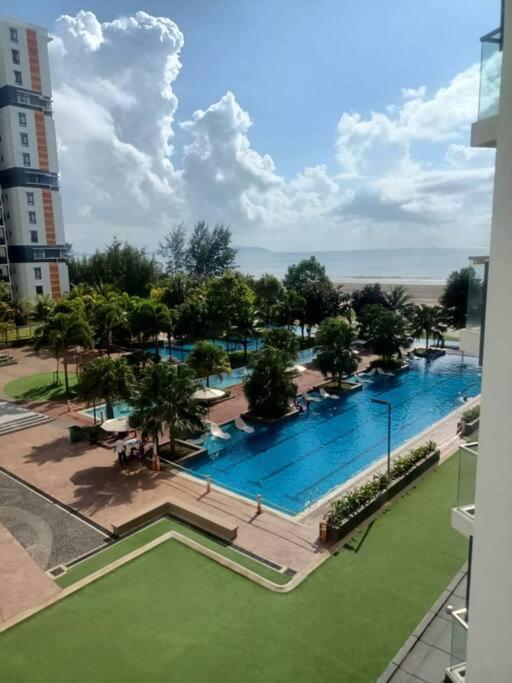 Timurbay Seafront Residence By Ozzy Azizi Kuantan Bagian luar foto