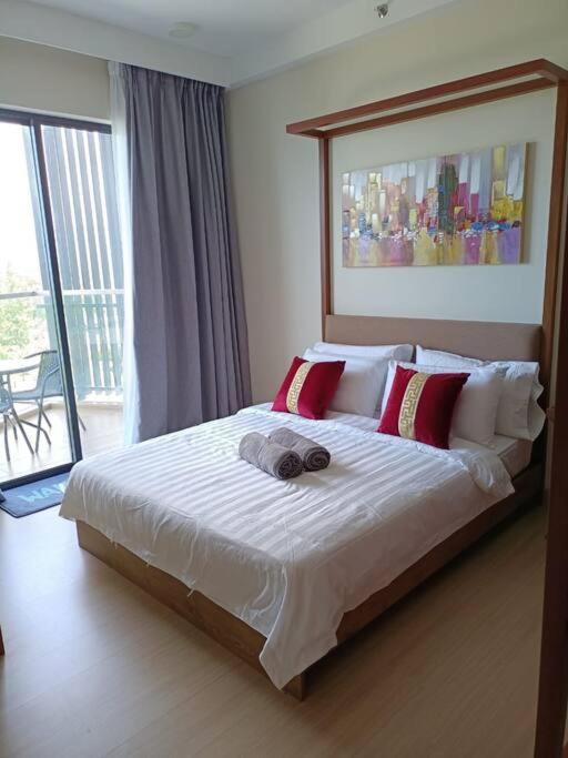 Timurbay Seafront Residence By Ozzy Azizi Kuantan Bagian luar foto