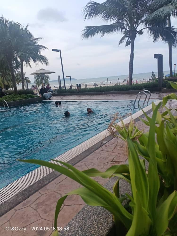 Timurbay Seafront Residence By Ozzy Azizi Kuantan Bagian luar foto